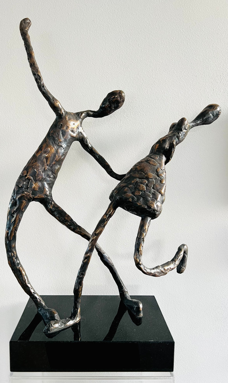 Una escultura de bronce "Bailemos" (Uzdejosim) de Ieva Bondare