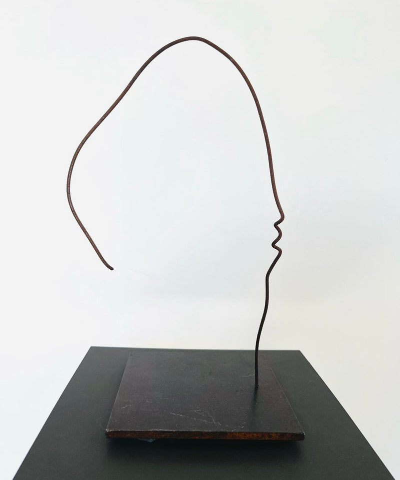 Una escultura de metal "Sin título" (Bez nosaukuma) de Ieva Bondare