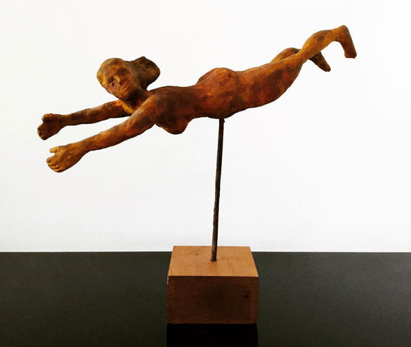 Escultura de yeso "Volando" (Lidojošā) de Ieva Bondare