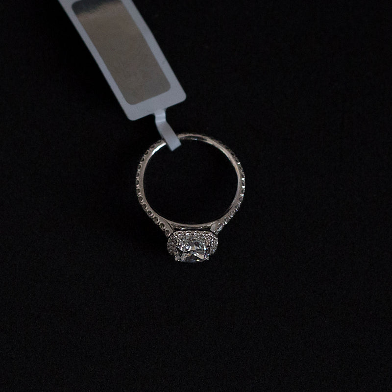 Anillo de compromiso de oro blanco de 18 quilates con un diamante de talla cojín de 1,50 quilates con certificación GIA