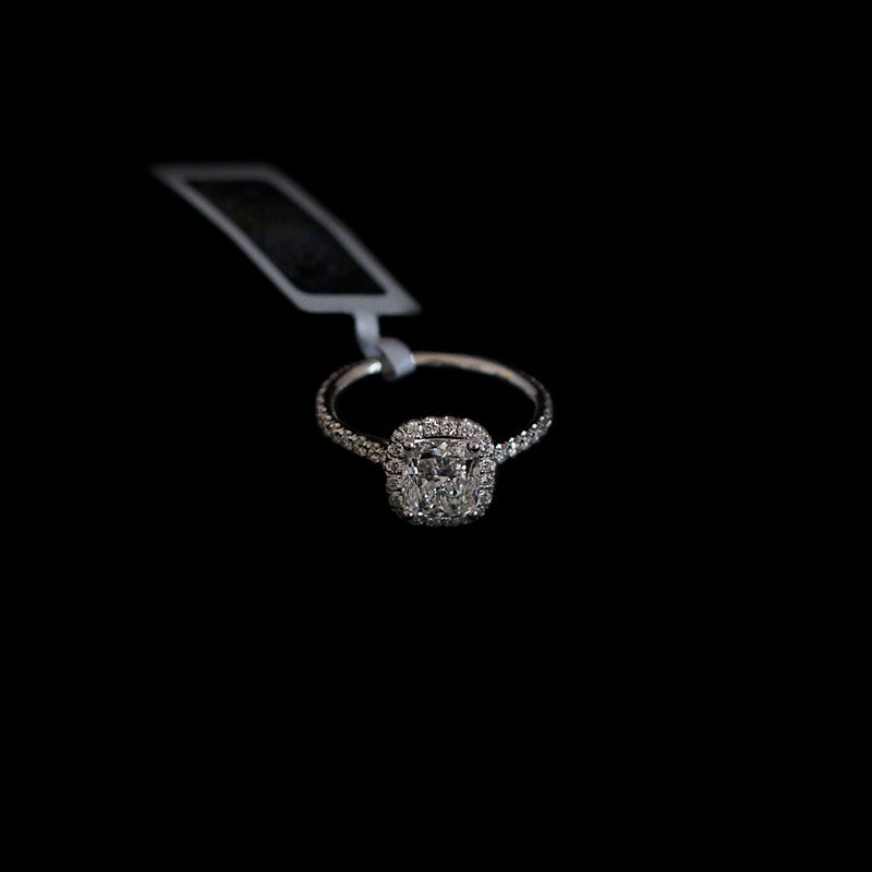 18K 白金訂婚戒指，鑲嵌一顆 GIA 認證的 1.50 克拉墊形切割鑽石