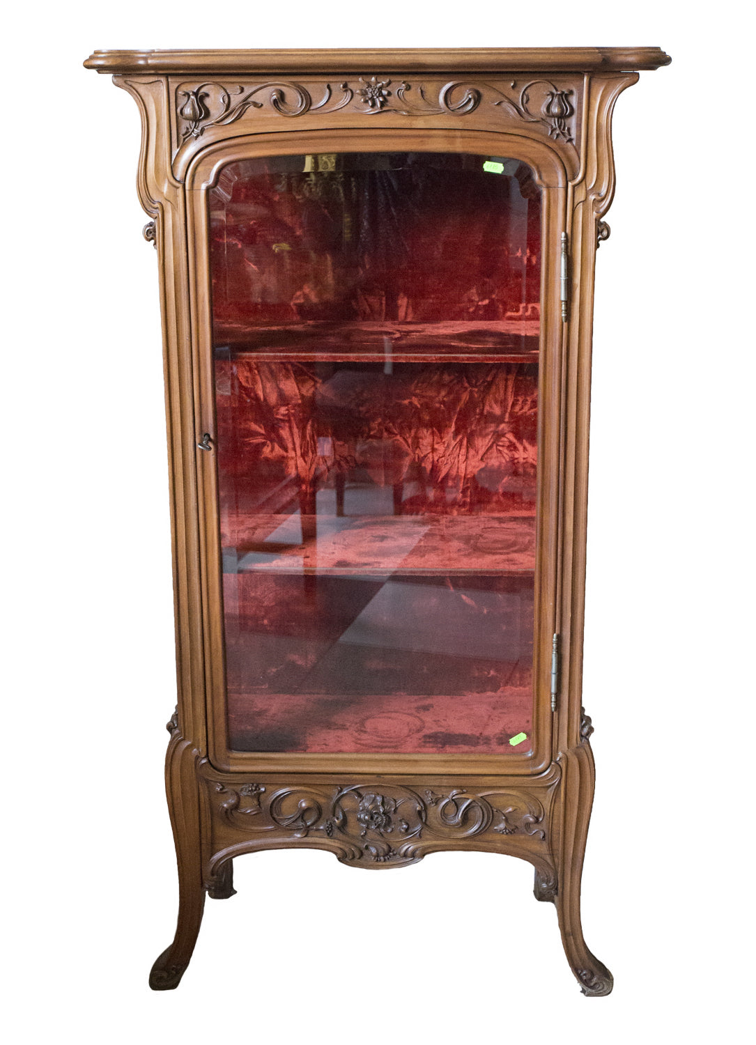 Vitrina Art Nouveau de madera de nogal tallada a mano atribuida a Louis Majorelle