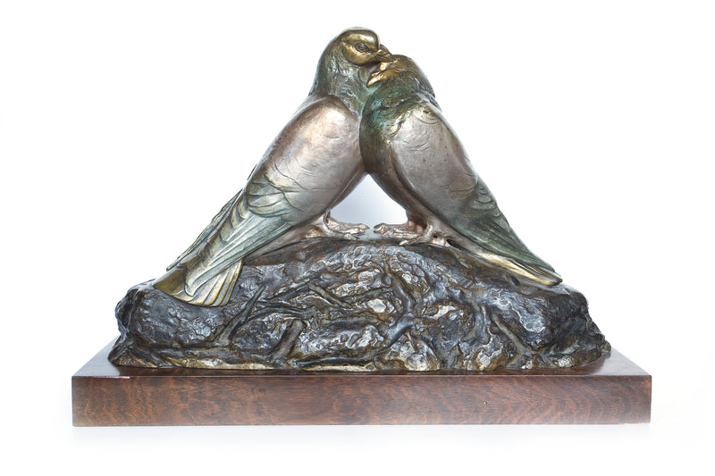 Escultura de bronce patinada de Pierre-Alexandre Morlon de “Palomas”