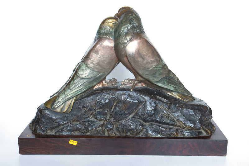生鏽的皮埃爾·亞歷山大·莫隆青銅雕塑“鴿子”