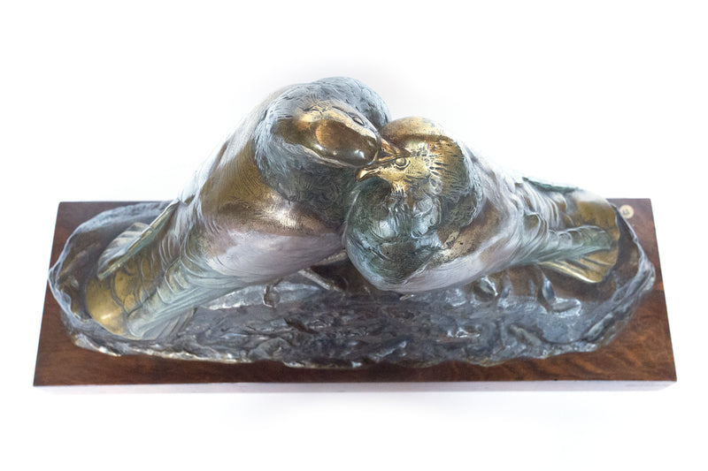 生鏽的皮埃爾·亞歷山大·莫隆青銅雕塑“鴿子”