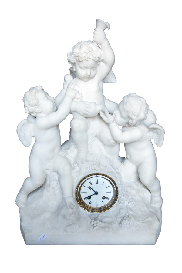 Reloj de mármol de Carrara realizado en forma de escultura que representa ángeles.