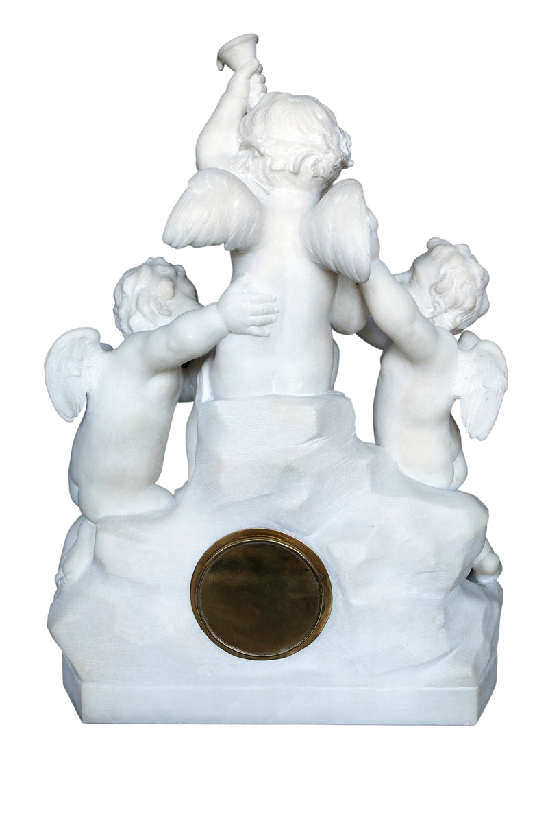 Reloj de mármol de Carrara realizado en forma de escultura que representa ángeles.