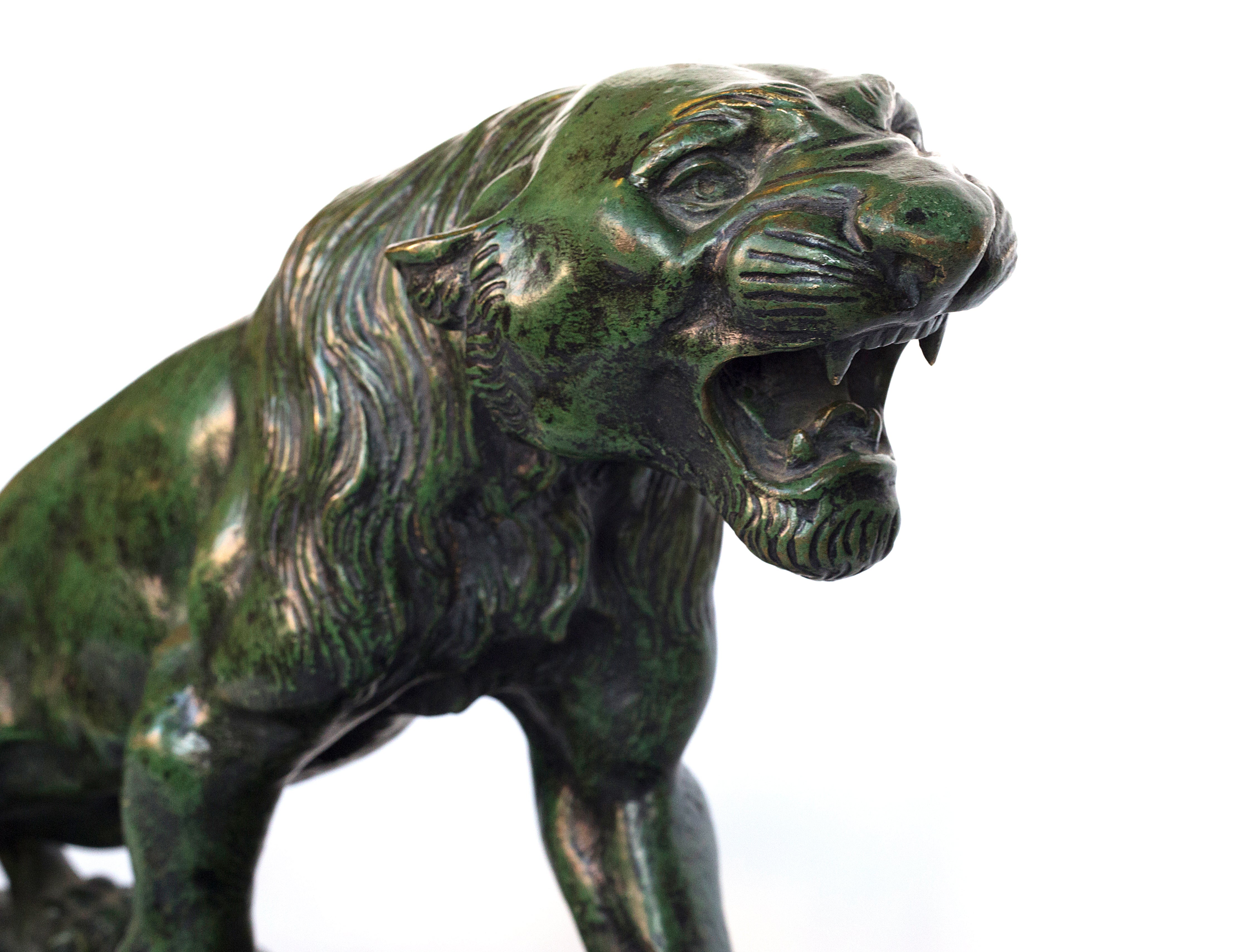 Siglo XIX Bronce con pátina verde Pantera rugiente de Thomas Francois Cartier