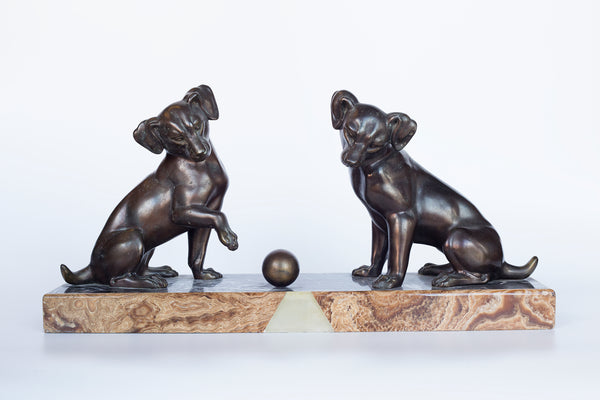 艾琳·羅查德 (Irenee Rochard) 創作的大理石底座上的青銅雕塑“兩隻狐狸梗小狗玩球”