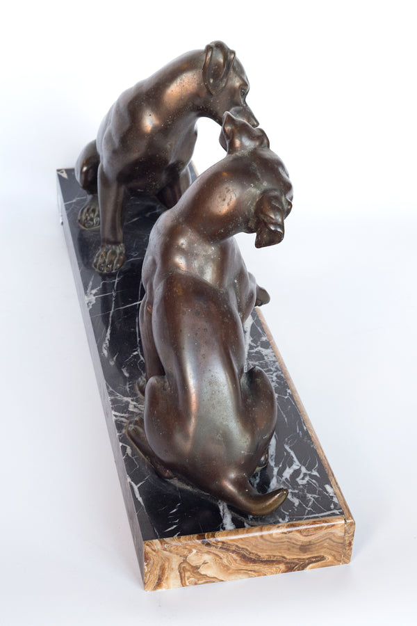 艾琳·羅查德 (Irenee Rochard) 創作的大理石底座上的青銅雕塑“兩隻狐狸梗小狗玩球”