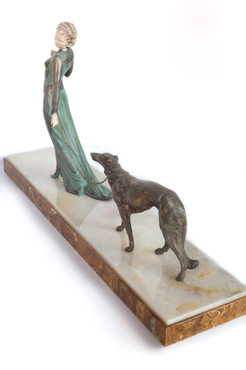 J. Roggia “Elegante Et Son Chien” Escultura Art Déco de bronce de una dama y un perro sobre base de mármol