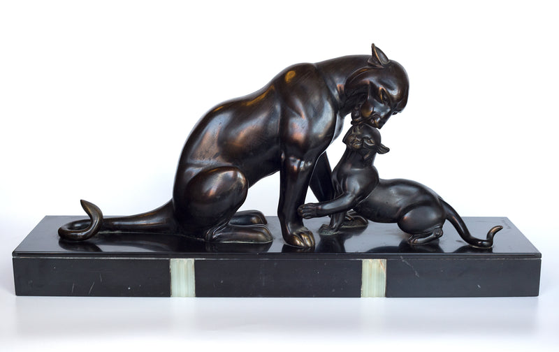 Una pantera de bronce patinado con un cachorro de Irenee Rochard (1906-1984)