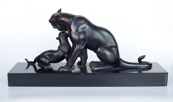 Una pantera de bronce patinado con un cachorro de Irenee Rochard (1906-1984)