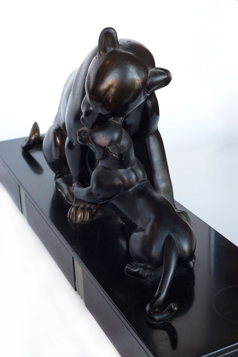 Una pantera de bronce patinado con un cachorro de Irenee Rochard (1906-1984)