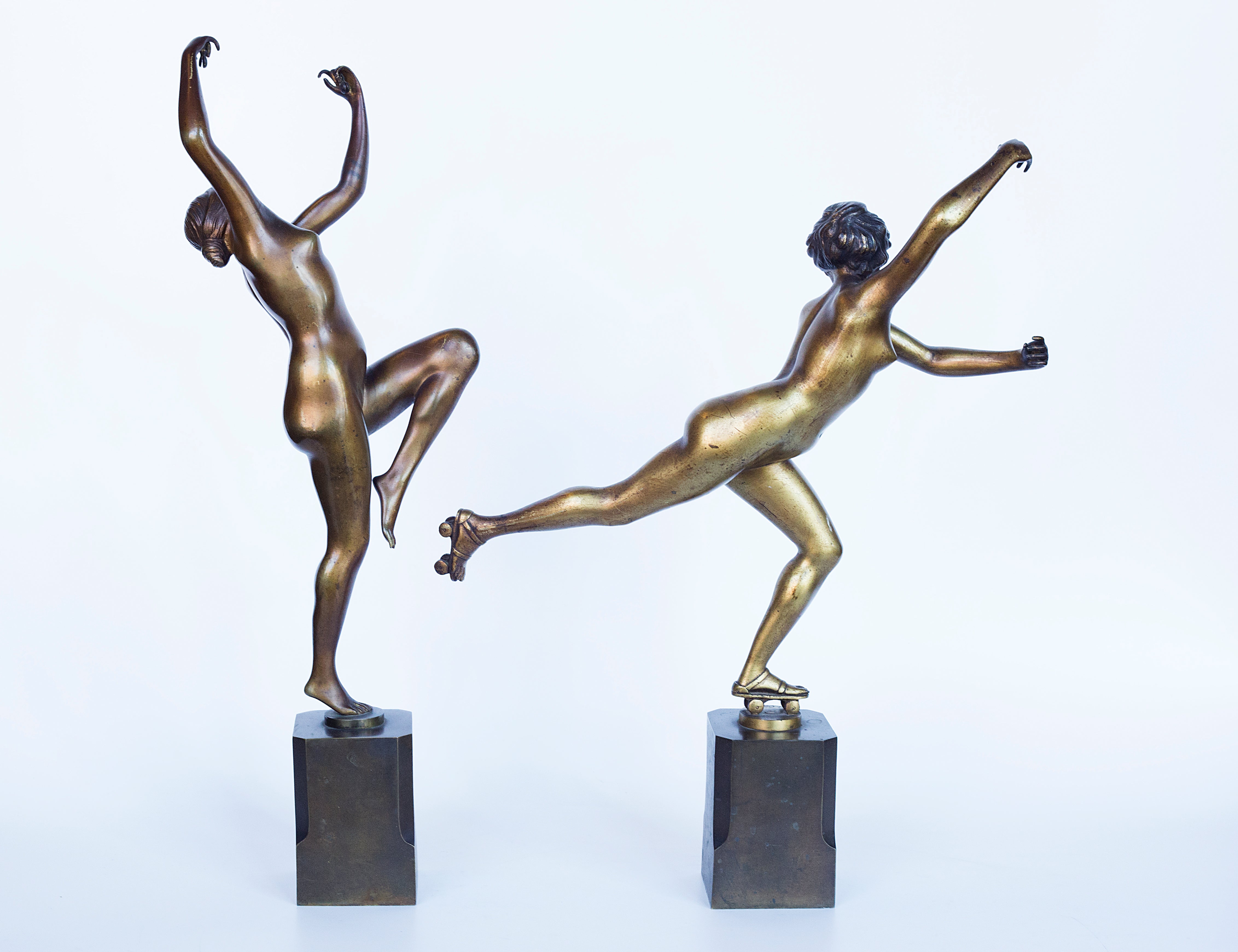Dos esculturas Art Déco de bronce de H. Calot “Nude Dancer” y “Roller Skater” sobre un pedestal de bronce