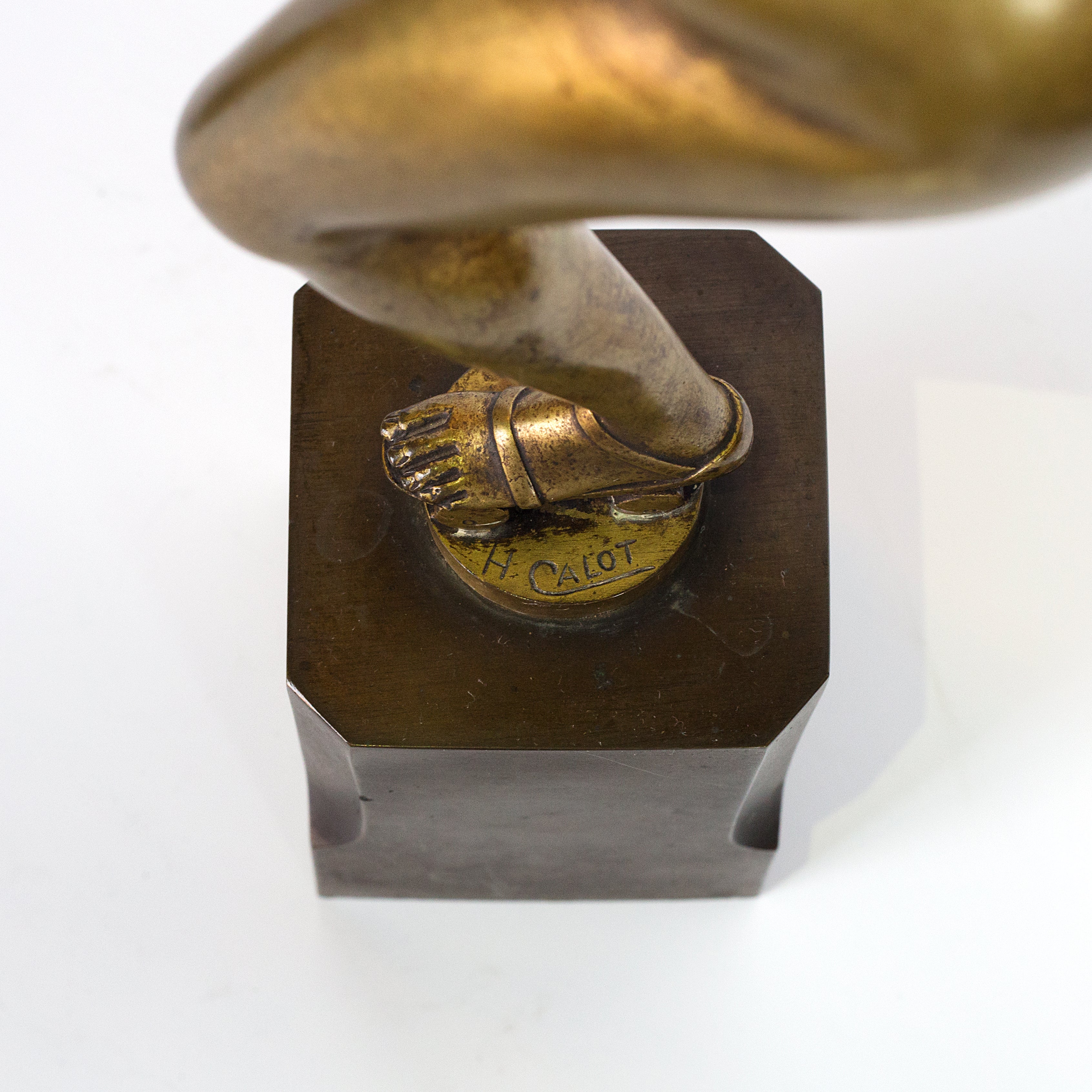 Dos esculturas Art Déco de bronce de H. Calot “Nude Dancer” y “Roller Skater” sobre un pedestal de bronce
