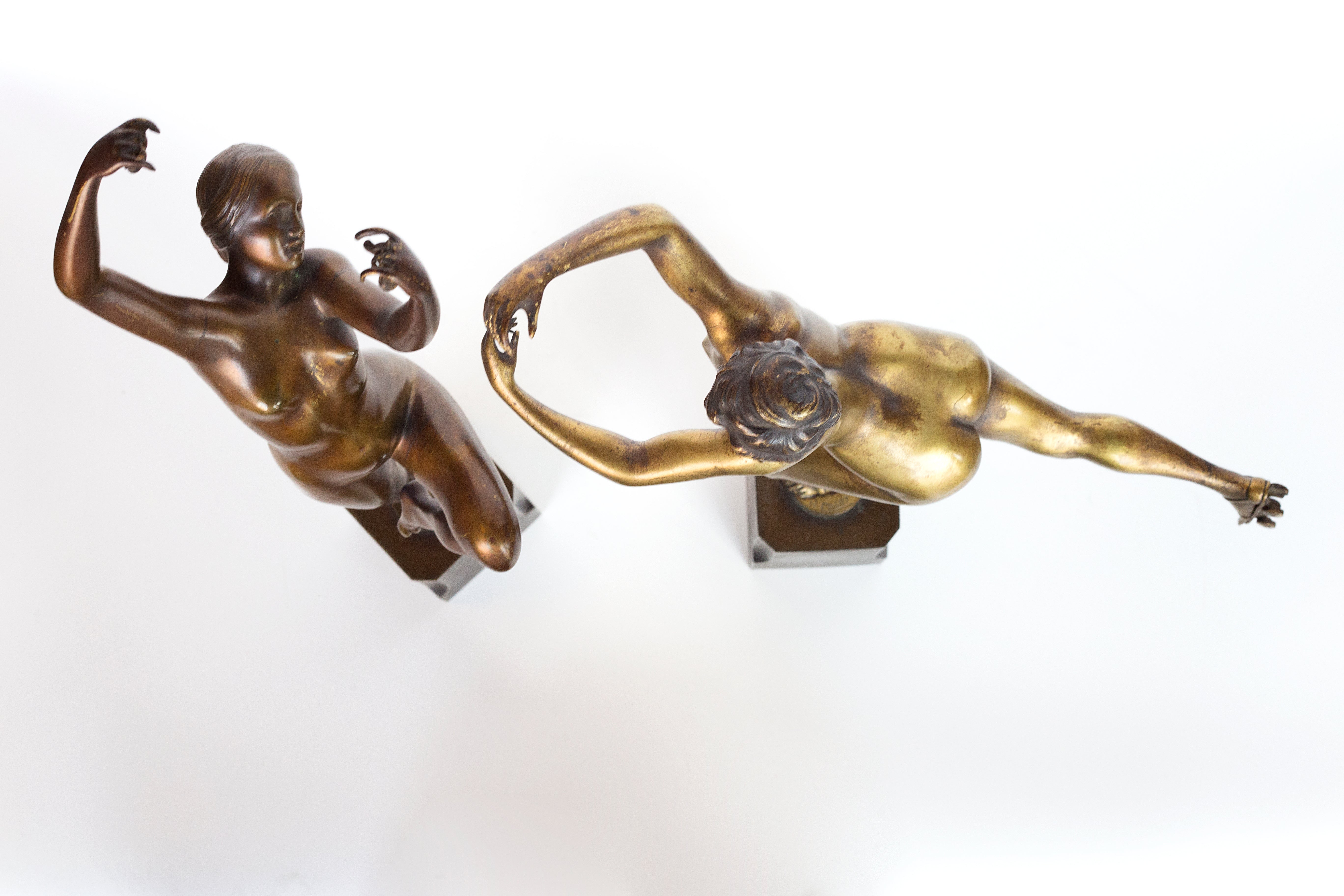 Dos esculturas Art Déco de bronce de H. Calot “Nude Dancer” y “Roller Skater” sobre un pedestal de bronce