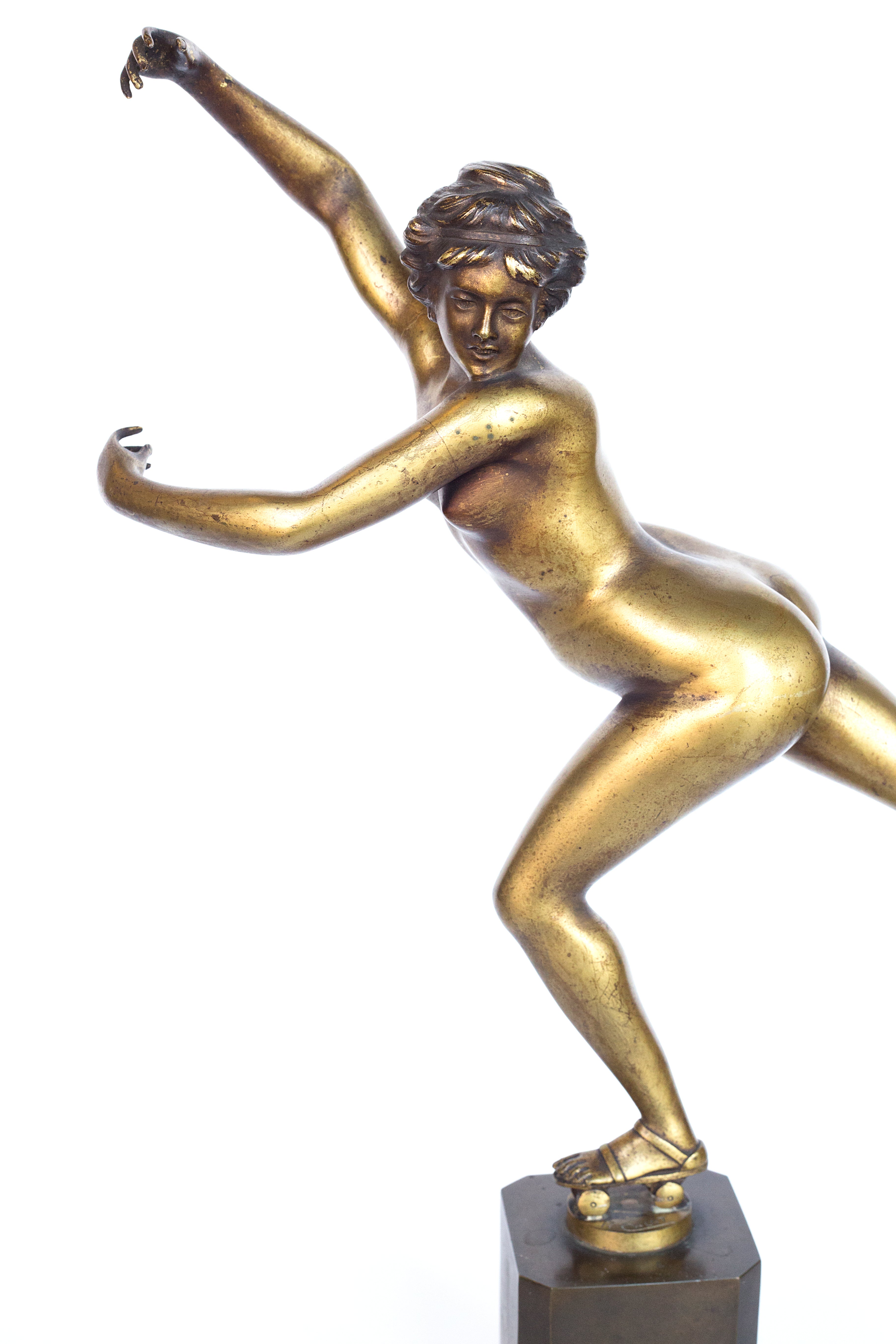 Dos esculturas Art Déco de bronce de H. Calot “Nude Dancer” y “Roller Skater” sobre un pedestal de bronce