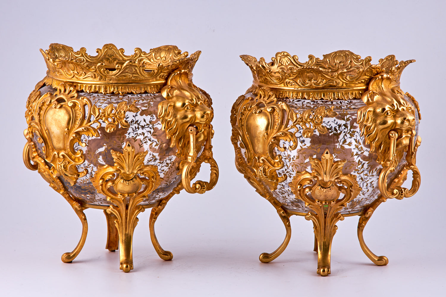 Pareja de jarrones de cristal Baccarat con elementos decorativos de bronce bañado en oro