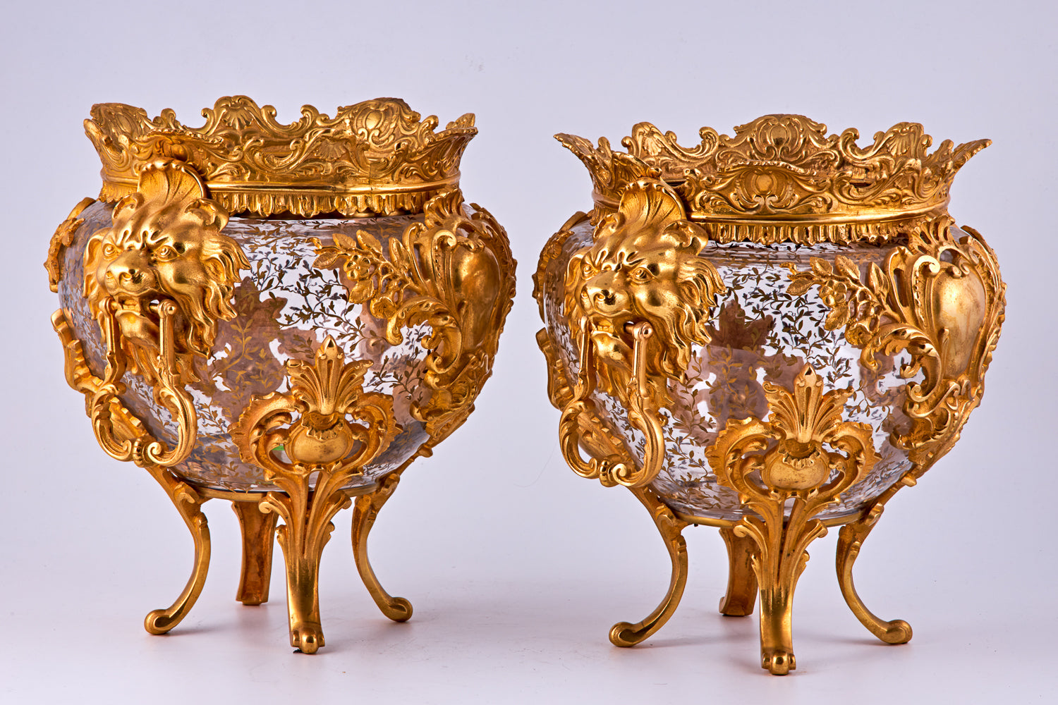 Pareja de jarrones de cristal Baccarat con elementos decorativos de bronce bañado en oro