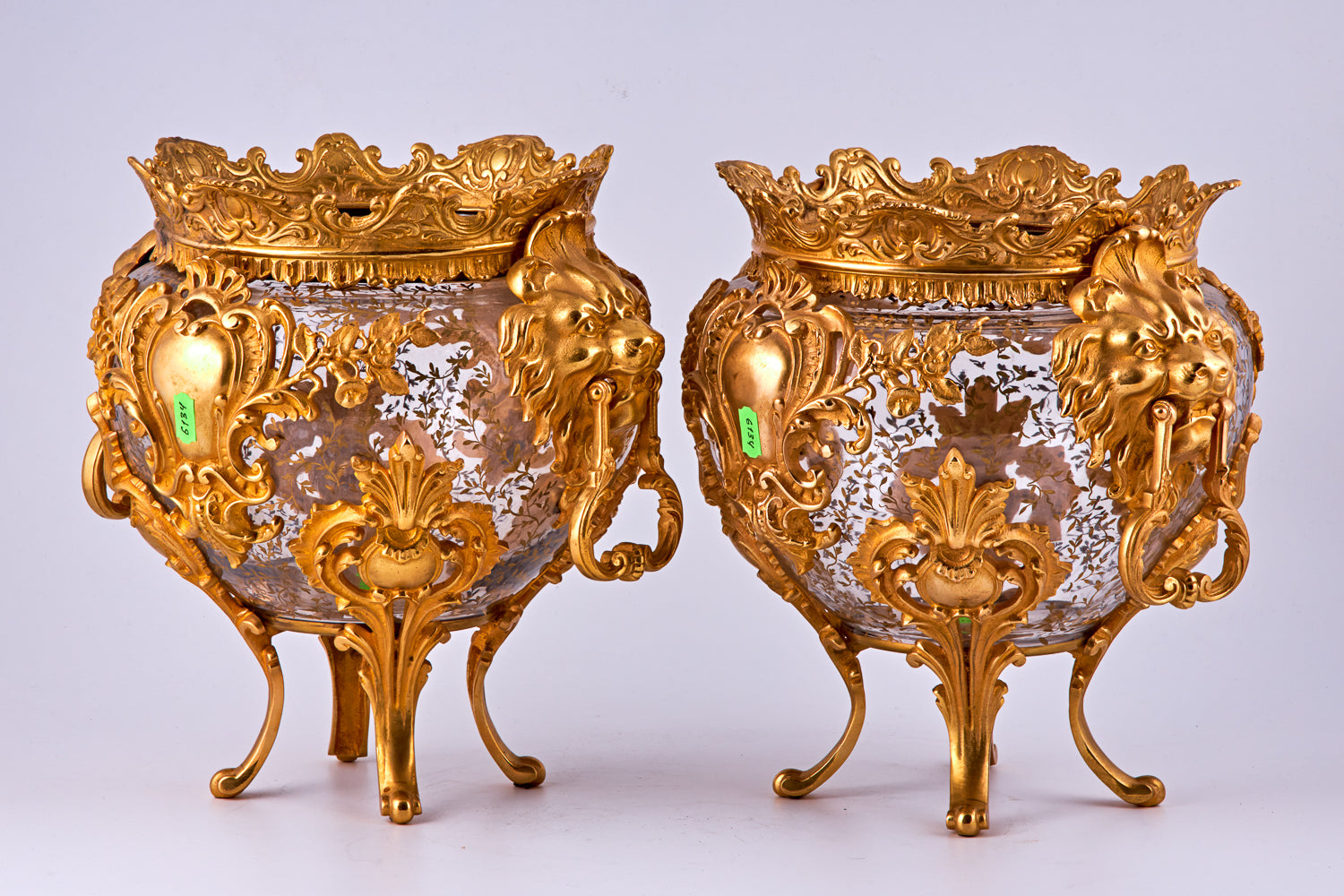 Pareja de jarrones de cristal Baccarat con elementos decorativos de bronce bañado en oro