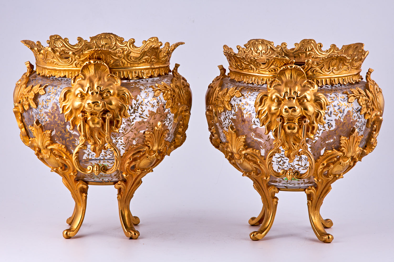 Pareja de jarrones de cristal Baccarat con elementos decorativos de bronce bañado en oro