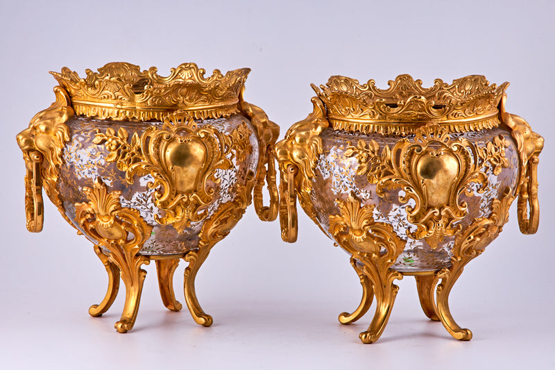 Pareja de jarrones de cristal Baccarat con elementos decorativos de bronce bañado en oro