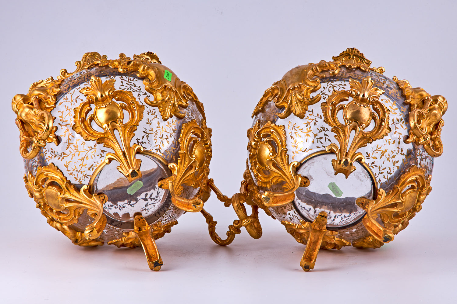 Pareja de jarrones de cristal Baccarat con elementos decorativos de bronce bañado en oro