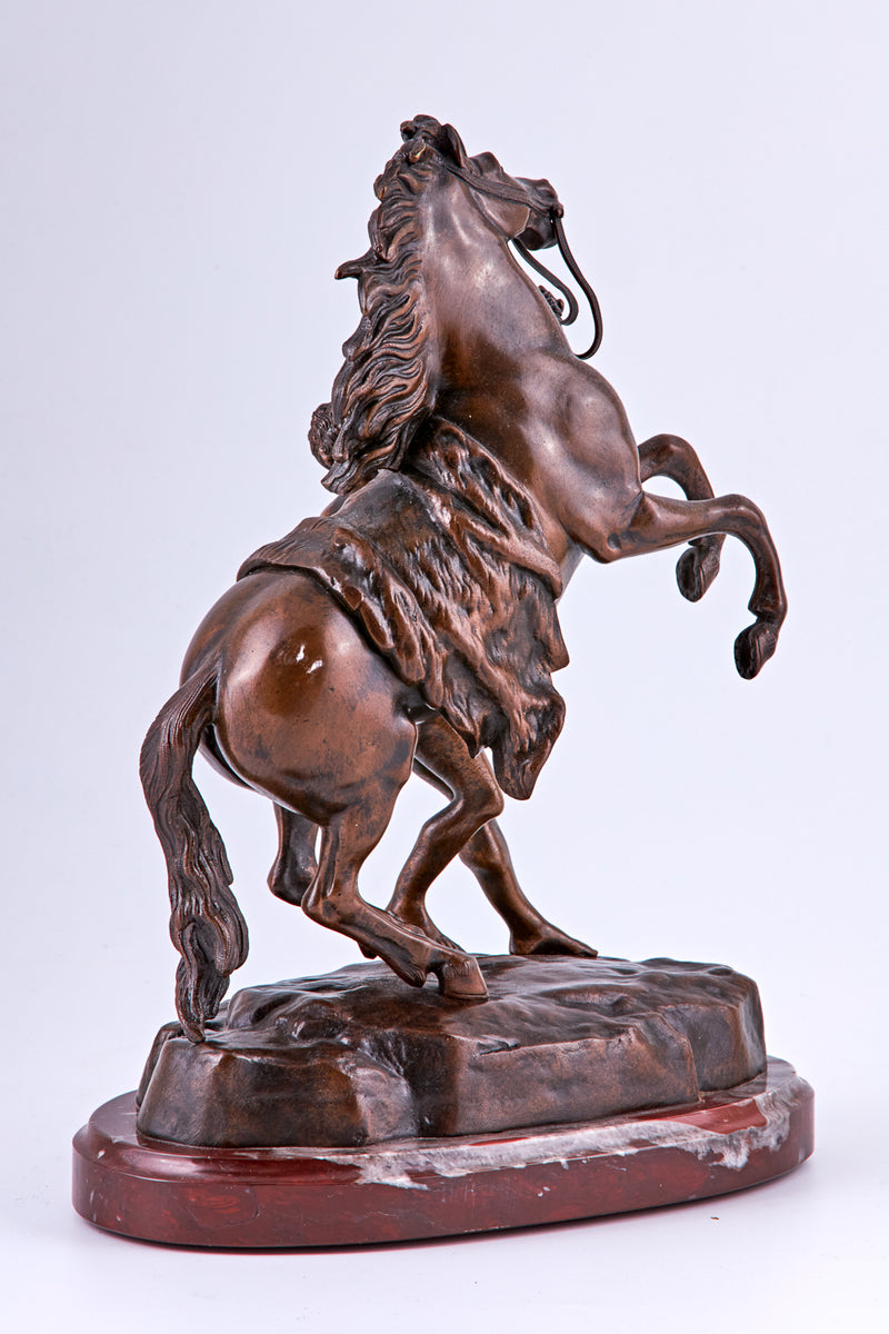 Pareja de esculturas de bronce “Cheval de Marly horse and Temper” del siglo XIX sobre pedestal de mármol