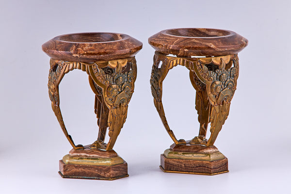 Un par de jarrones decorativos Art Déco de bronce y mármol, bronce y mármol.