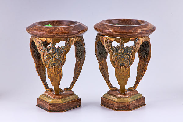 Un par de jarrones decorativos Art Déco de bronce y mármol, bronce y mármol.