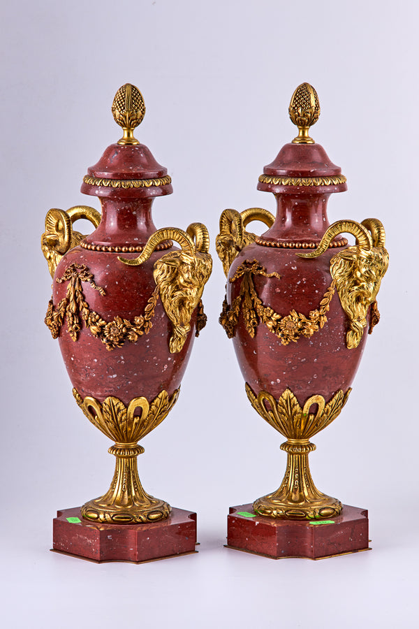 Pareja de Urnas decorativas estilo Neoclásico en bronce dorado y mármol