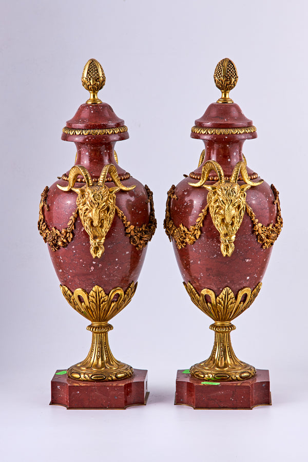Pareja de Urnas decorativas estilo Neoclásico en bronce dorado y mármol