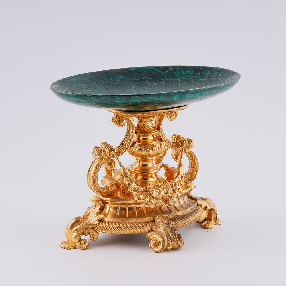 Jarrón antiguo de malaquita sobre pedestal neoreanissence de bronce bañado en oro y guirnalda de frutas