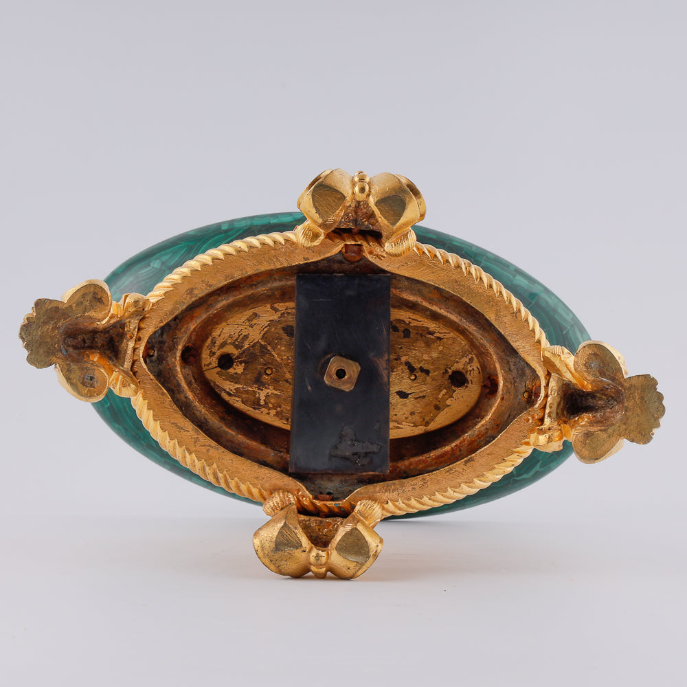 Jarrón antiguo de malaquita sobre pedestal neoreanissence de bronce bañado en oro y guirnalda de frutas