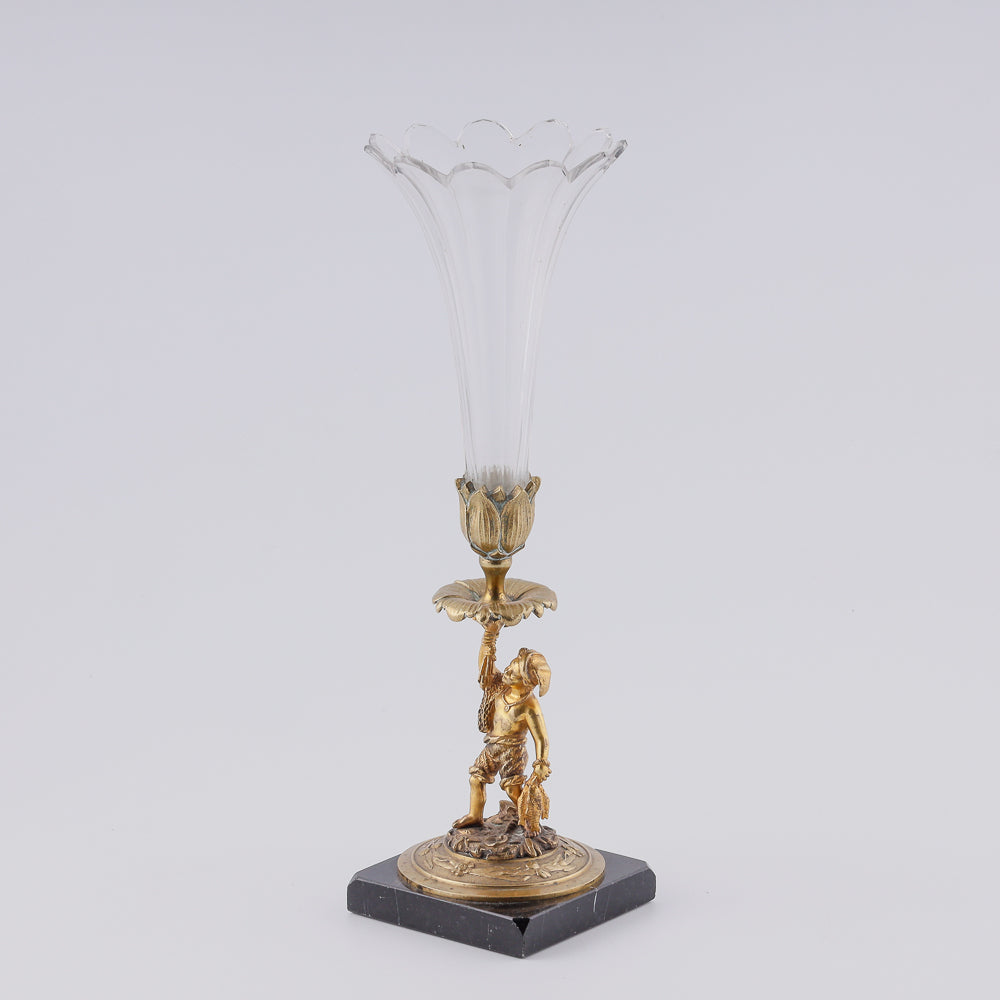 Jarrón de cristal antiguo con pescador napolitano sobre pedestal de bronce