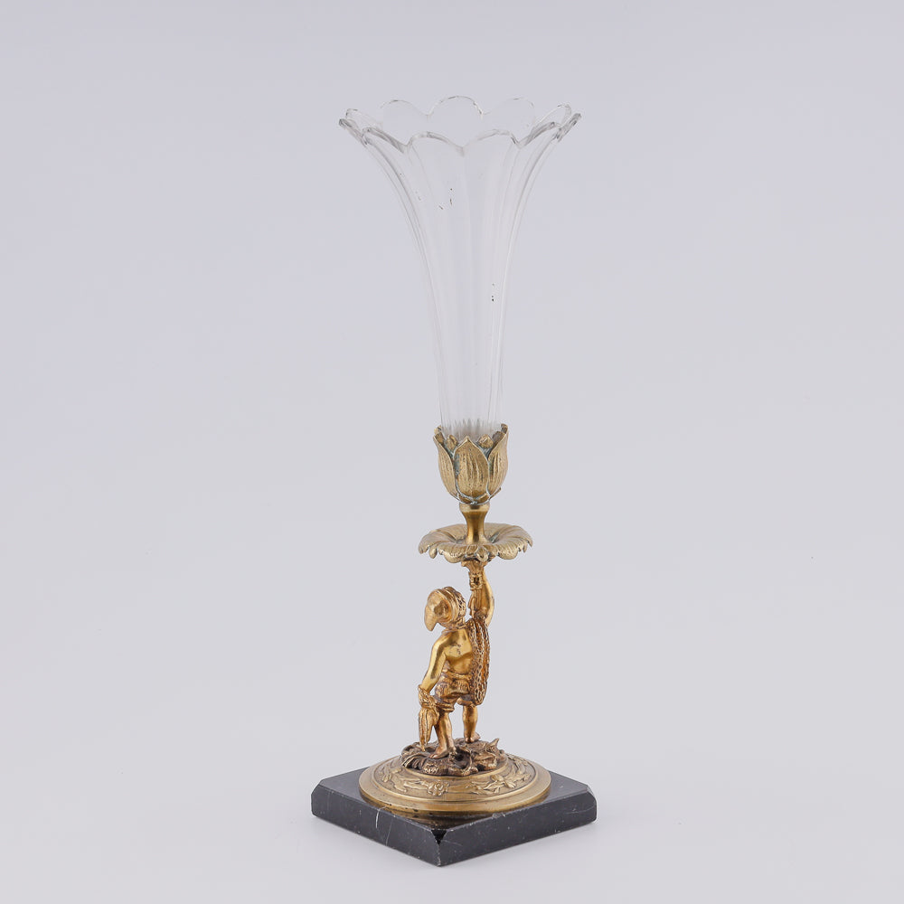 Jarrón de cristal antiguo con pescador napolitano sobre pedestal de bronce