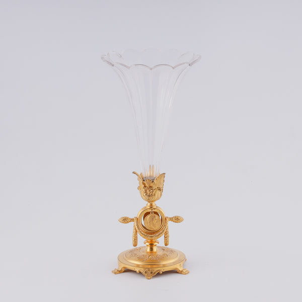 Jarrón de cristal sobre pedestal giraldico de bronce dorado con dos medallones