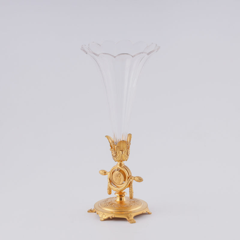 吉拉爾德鍍金青銅底座上的水晶花瓶，有兩個獎章
