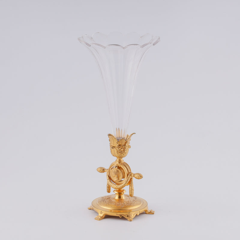 Jarrón de cristal sobre pedestal giraldico de bronce dorado con dos medallones