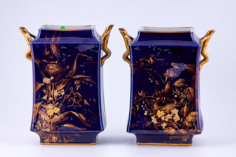 Par de jarrones de porcelana Limoges azul cobalto y oro elevado con motivos florales