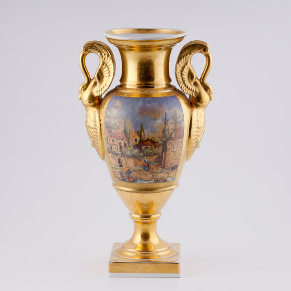 Jarrón antiguo de porcelana de forma clásica con asas chapadas en oro en forma de cisnes