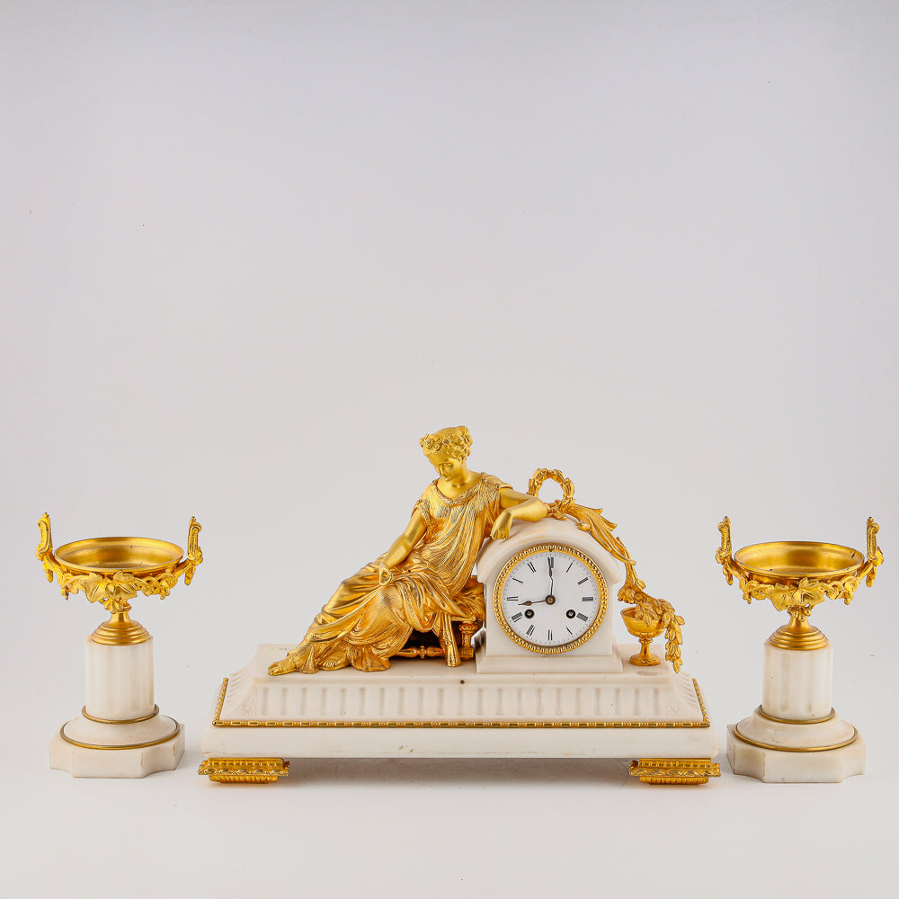 Conjunto de reloj de mármol antiguo para chimenea.