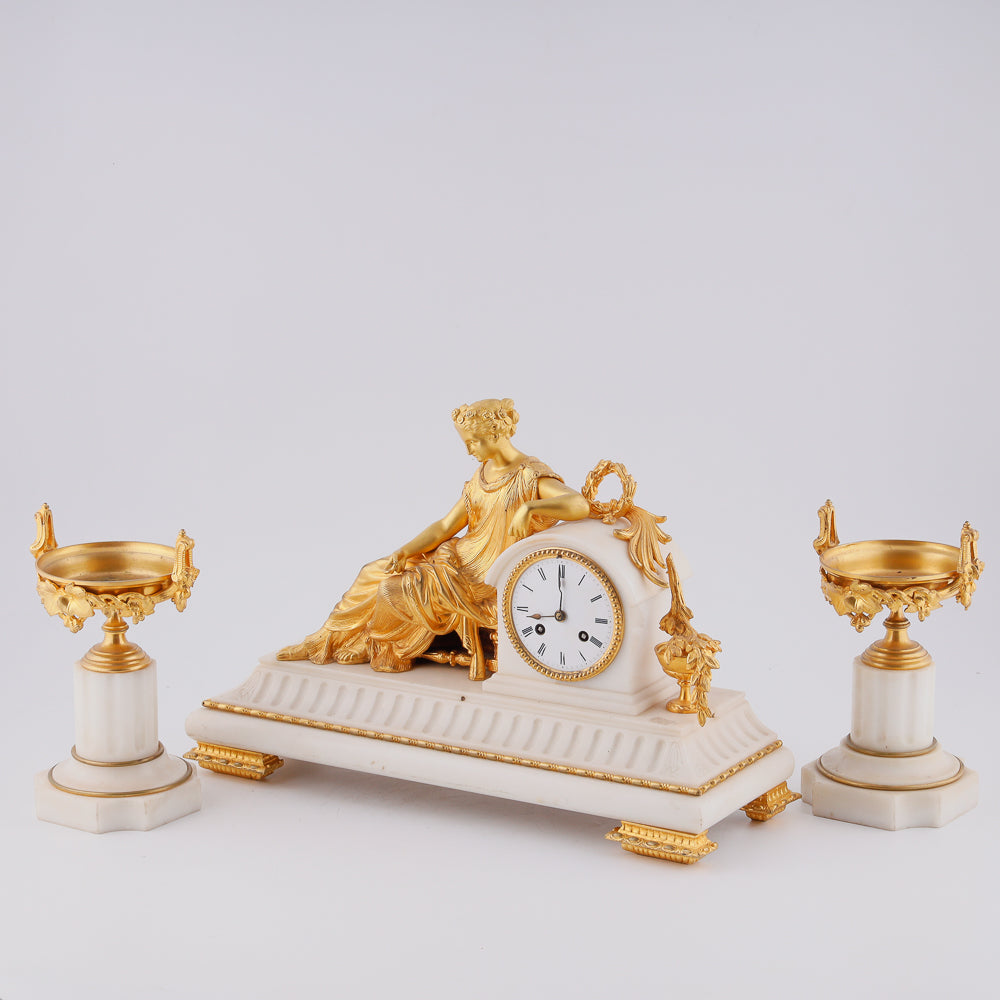 Conjunto de reloj de mármol antiguo para chimenea.