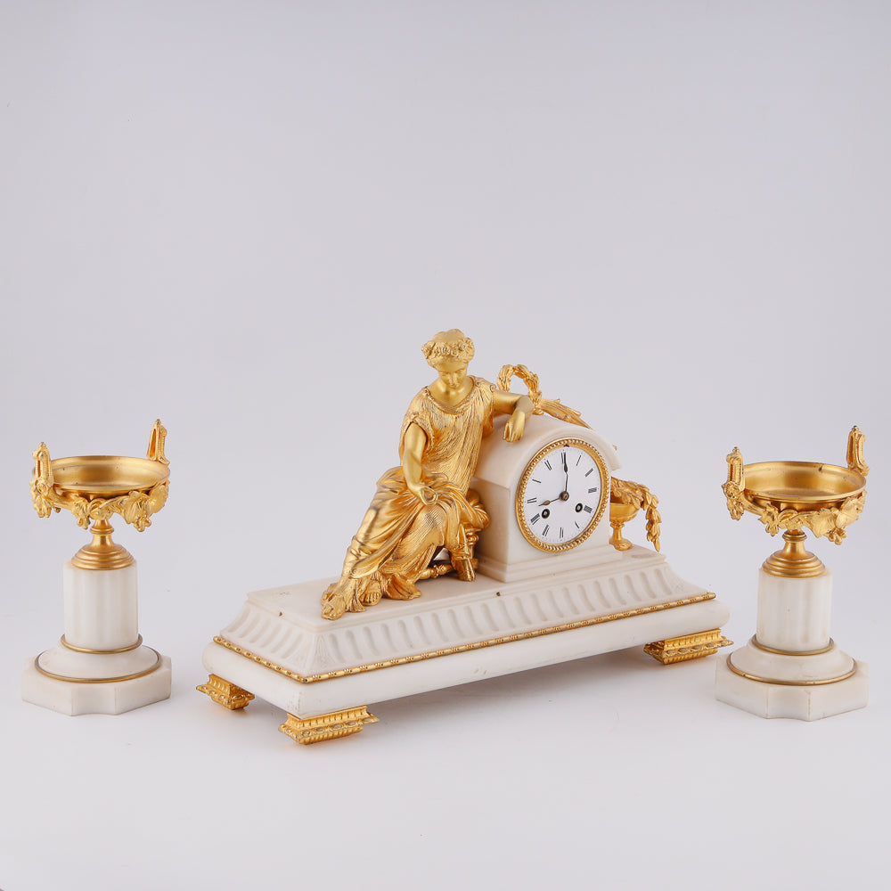 Conjunto de reloj de mármol antiguo para chimenea.