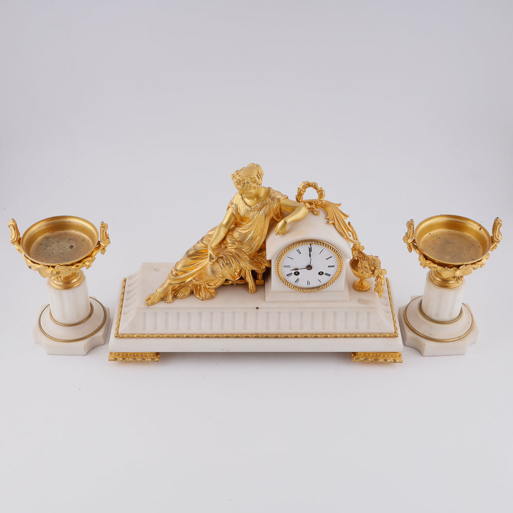 Conjunto de reloj de mármol antiguo para chimenea.