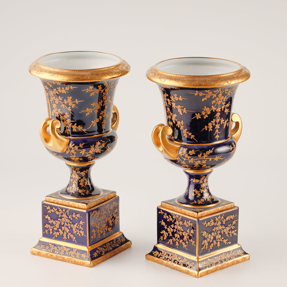Par de jarrones Royal Vienna azul cobalto del siglo XIX.