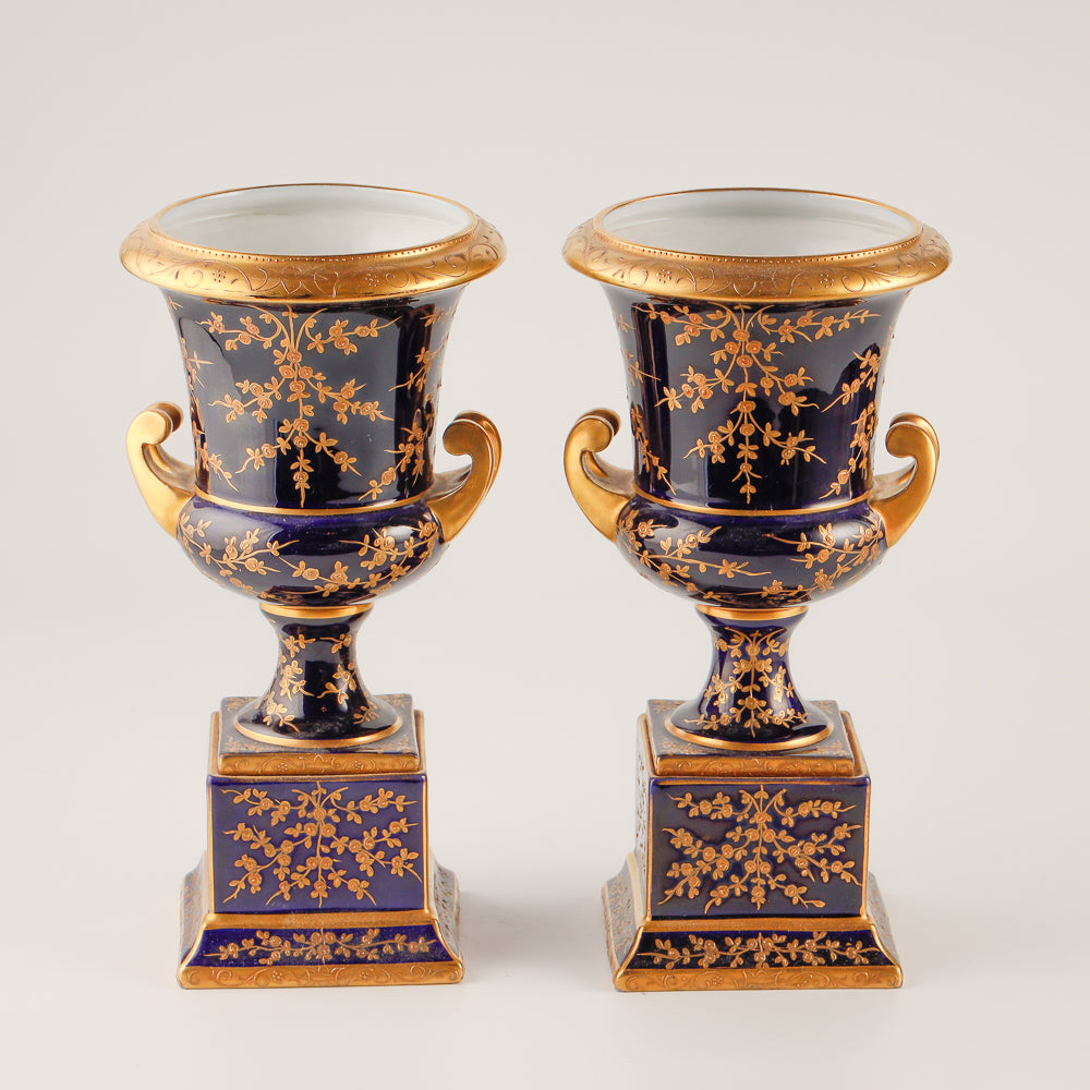 Par de jarrones Royal Vienna azul cobalto del siglo XIX.