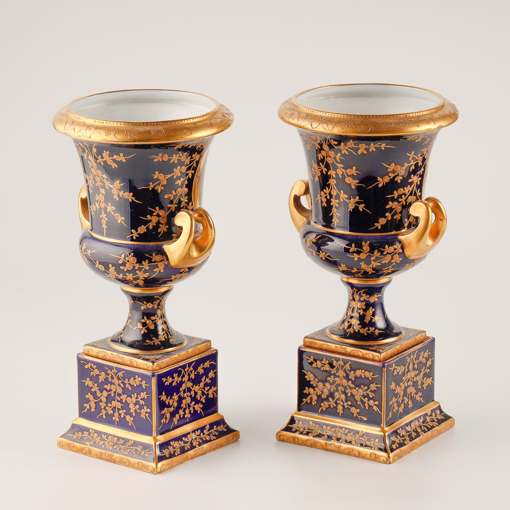 Par de jarrones Royal Vienna azul cobalto del siglo XIX.