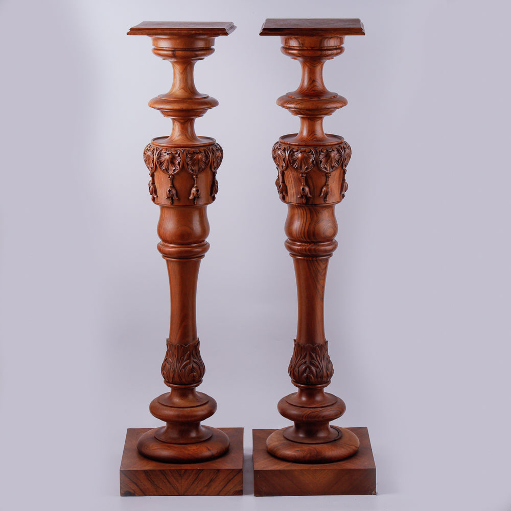 Pareja de consolas antiguas de madera con motivos rocalla.